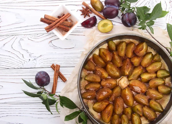 mutfak aksesuarları ve gri bir tablo, üstten görünüm taze nane ile pişirme önce pasta Erik ve haşhaş tohumu