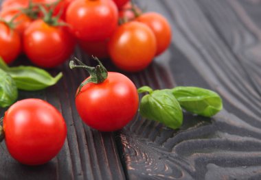 Ahşap zemin üzerinde taze kiraz domatesleri