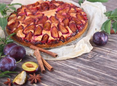 ahşap arka plan üzerinde taze Erik Erik pasta