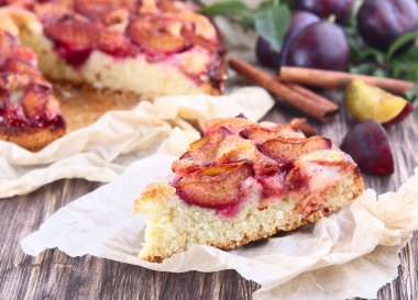 ahşap arka plan üzerinde taze Erik Erik pasta