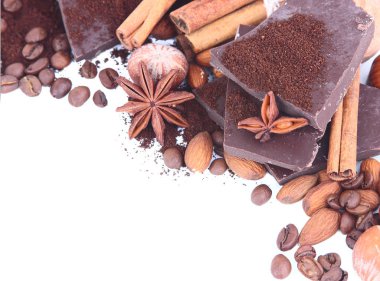 Çikolata, kakao, fındık, beyaz bir arka plan üzerine tarçın