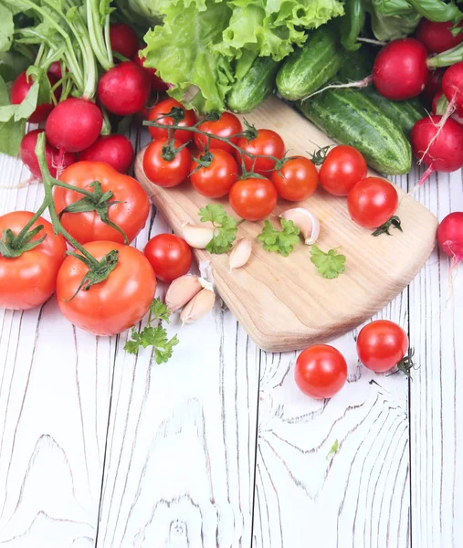 Ingredientes Frescos Para Cocinar Ambiente Rústico Tomates Albahaca Ajo Col — Foto de Stock