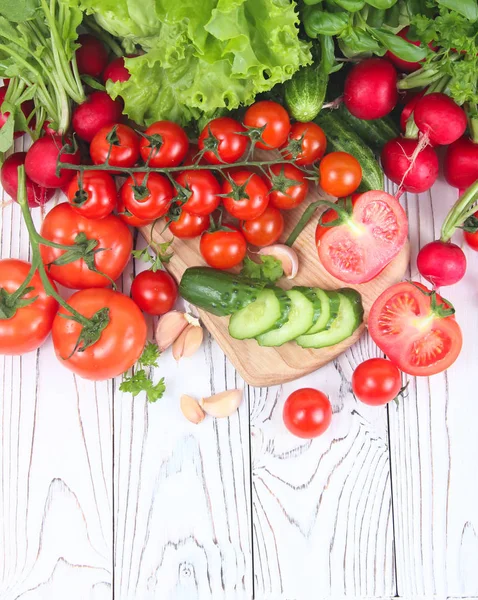 Ingredientes Frescos Para Cocinar Ambiente Rústico Tomates Albahaca Ajo Col — Foto de Stock