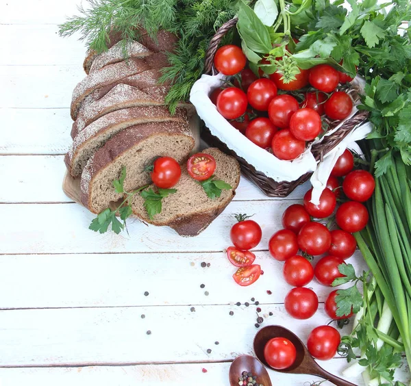 Tomates Cereja Frescos Ervas Pão Branco Sobre Fundo Madeira — Fotografia de Stock