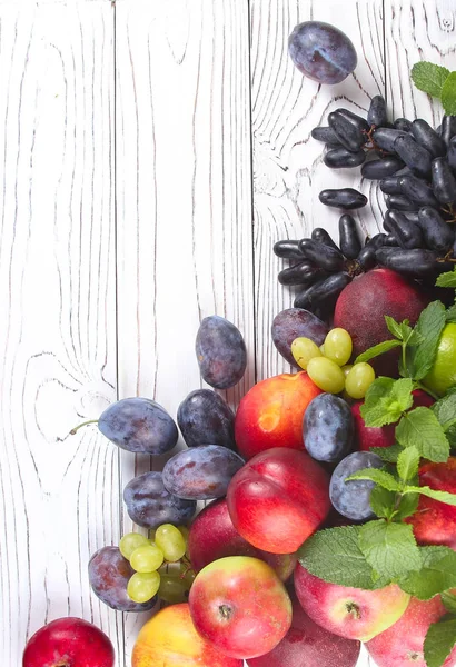 Fructe Proaspete Fundal Alb Din Lemn — Fotografie, imagine de stoc