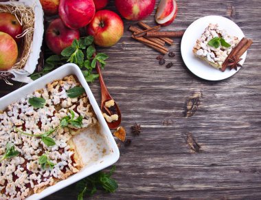 Ev yapımı elma pasta elma tarçın ve olgun ahşap tablo