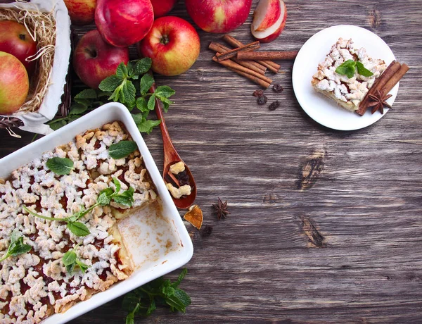 Ev yapımı elma pasta elma tarçın ve olgun ahşap tablo