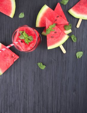 Renkli içme payet ile ahşap bir masa karpuz limonata.