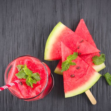 Renkli içme payet ile ahşap bir masa karpuz limonata.