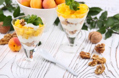 Meyve tatlı krem şanti, kayısı, nane ve granola