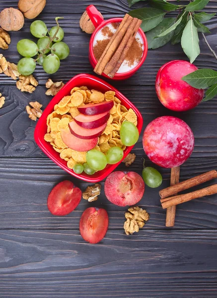 Desayuno Saludable Granola Avena Con Ciruela Fresca Uvas Sobre Fondo —  Fotos de Stock