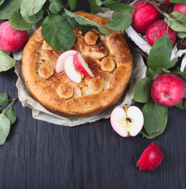 Ev yapımı elma kek pasta ile taze elma ile koyu ahşap arka plan bırakır.