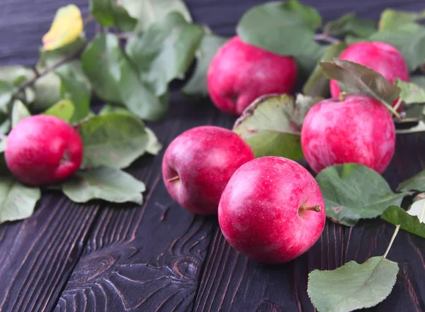 木のテーブルの上に緑の葉を持つ新鮮な赤いリンゴ 木製の背景に テキストのための無料スペース トップ表示 — ストック写真