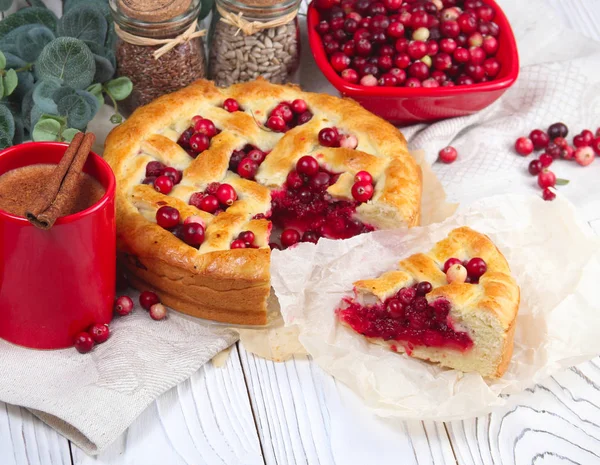 Pedaço Bolo Com Uma Chávena Cacau Torta Cranberry Fundo Madeira — Fotografia de Stock