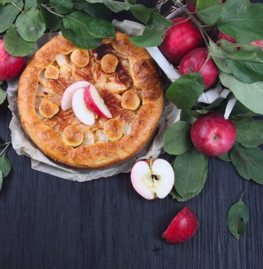 Ev yapımı elma kek pasta ile taze elma ile koyu ahşap arka plan bırakır.