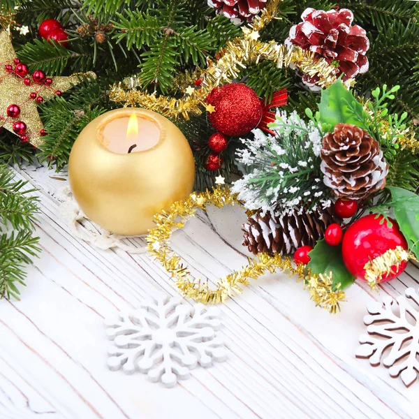 キャンドルと白い木製の背景にクリスマス ツリーにクリスマスおもちゃクリスマス背景 — ストック写真