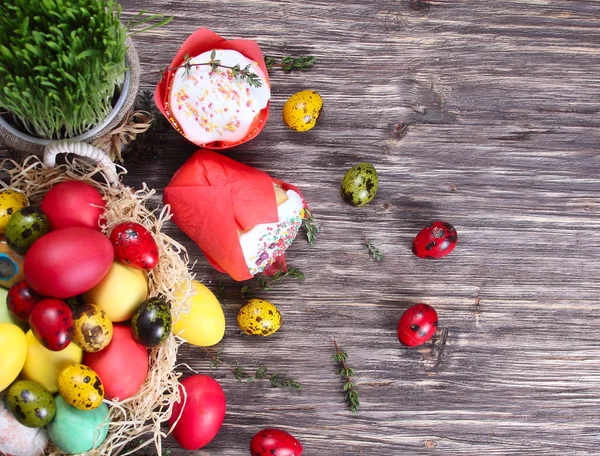 Påsk Bakgrund Traditionell Mat Semesterbordet Påskkaka Och Påskmålade Ägg Påskrecept — Stockfoto