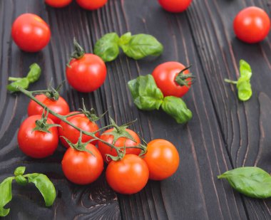 Ahşap zemin üzerinde taze kiraz domatesleri