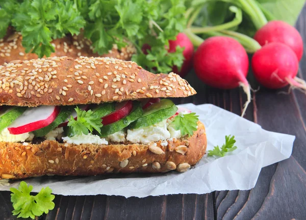 Sandwich Mit Weichkäse Rettich Und Gurke — Stockfoto