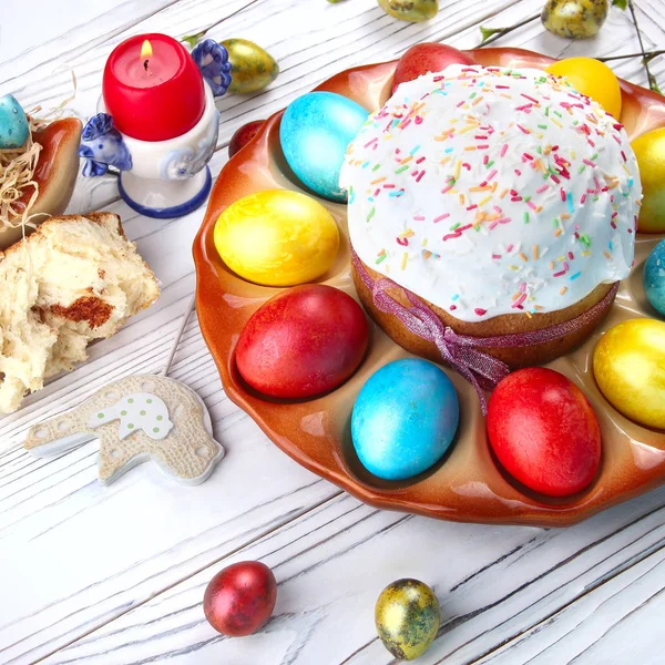 Пасхальный Хлеб Разноцветные Яйца Деревянном Белом Фоне Пасхальный Фон — стоковое фото
