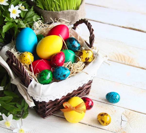 Påsk Bröd Och Färgglada Ägg Trä Vit Bakgrund Påsk Bakgrund — Stockfoto