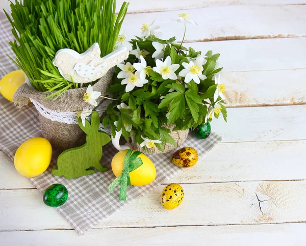 Pasen Brood Kleurrijke Eieren Een Houten Witte Achtergrond Pasen Achtergrond — Stockfoto