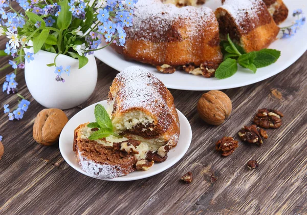 Biscoito de mármore e flores em um fundo de madeira — Fotografia de Stock