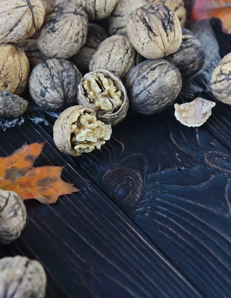 Walnoten Een Rustieke Tafel Hoopje Walnotenpitten Walnoot Achtergrond — Stockfoto