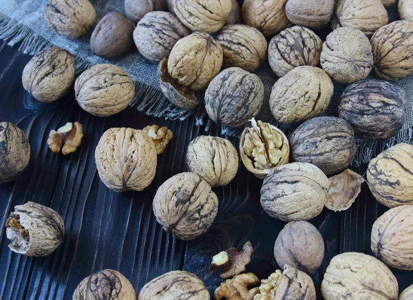 Ořechy Rustikálním Stole Hromada Ořechových Jader Ořechové Pozadí — Stock fotografie
