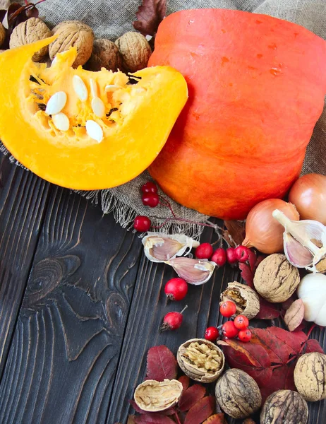 Podzim Jasné Pozadí Plátek Pomerančové Dýně Ořechy Listy Tmavém Dřevěném — Stock fotografie