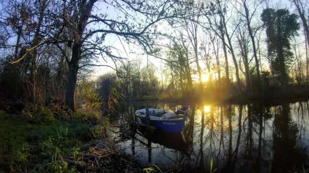 Kleines Boot Auf Dem Fluss — Stockvideo