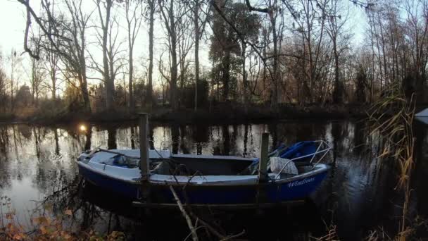 Kleines Boot Auf Dem Fluss — Stockvideo