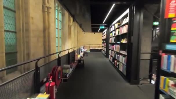 Salón Largo Librería Madera Vieja — Vídeos de Stock