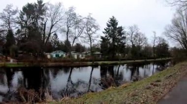 Ahşap evler, sakin bir şekilde yatay atış 4k 