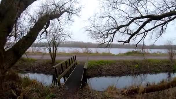 Lopen Houten Brug Rivier Wandelen Houten Bruggetje — Stockvideo