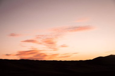 Güneş doğmadan önce Sahra, Erg Chebbi 'nin kumullarında