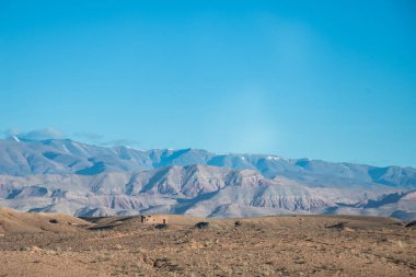 Fas 'ta bir ev ve kuru bir manzara.