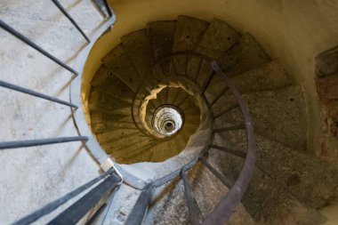 Torino 'daki Superga Bazilikası' nda yuvarlak merdivenler iniyor.