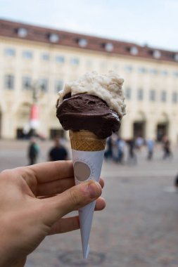 Torino 'da lezzetli İtalyan hindistancevizi ve çikolatalı dondurma