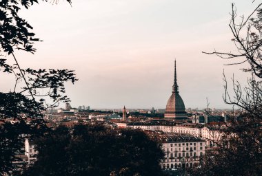 Güneşli ve bulutlu bir akşamda Monte dei Capuccini 'den Torino' nun silüeti