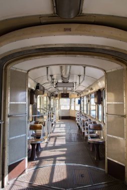 Torino 'da sakin bir sabahta boş bir tramvayın içinde