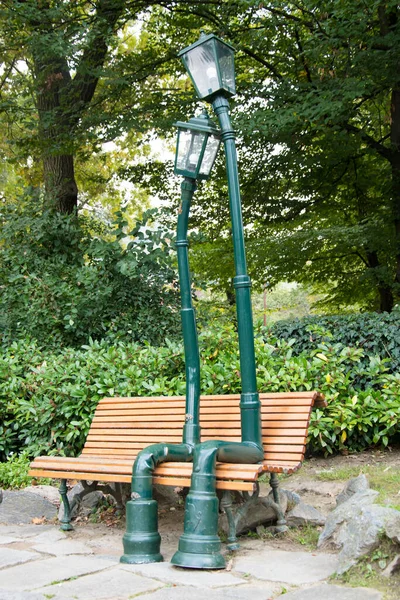 Sculpture Two Lampposts Resting Bench Middle Park — Stock Photo, Image