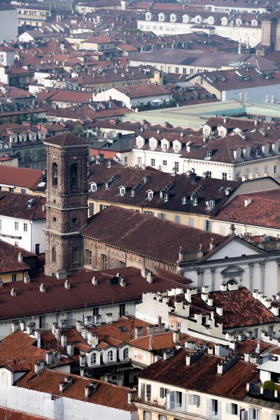 Sisli ve bulutlu bir sabahta Torino 'nun çatılarının manzarası