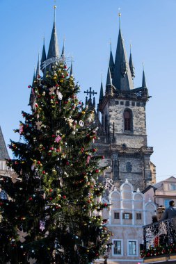 Prag Meydanı 'nda arka planda Katedral olan bir Noel ağacı süslemesi.
