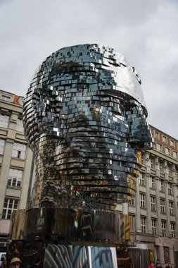 Franz Kafka Prag, Çek Cumhuriyeti 'nde döner yüz heykeli