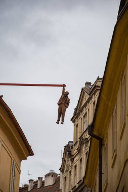 Çek Cumhuriyeti Prag sokaklarında isimsiz bir asma adam heykeli