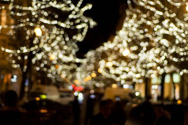 Geceleri Prag sokaklarında Bokeh sarı Noel ağacı ışıkları