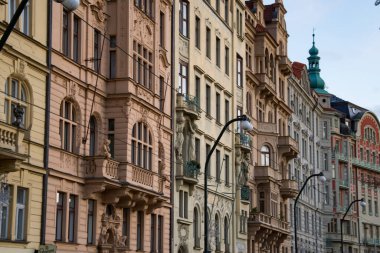 Arka planda çan kulesi olan Prag karakteristik cepheleri