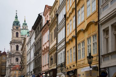 Arka planda çan kulesi olan Prag karakteristik cepheleri