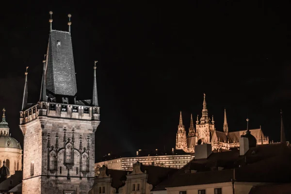 Castillo Praga Iluminado Por Noche Visto Desde Puente Carlos — Foto de Stock